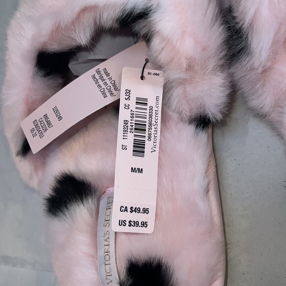 7/8 VICTORIA'S SECRET
Closed Toe Faux Fur Slipper - Picture 11 of 15